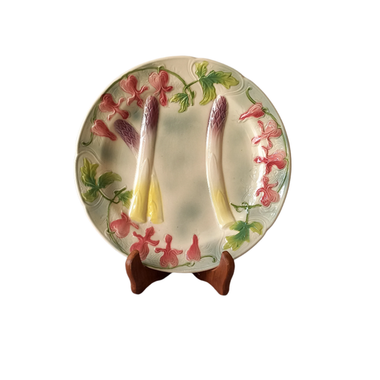 A stunning French vintage majolica asparagus plate by premier manufacturer, St. Clements. The colours on this plate are beautiful and vibrant while the plate itself is in lovely condition. Age: approx. 1930s.