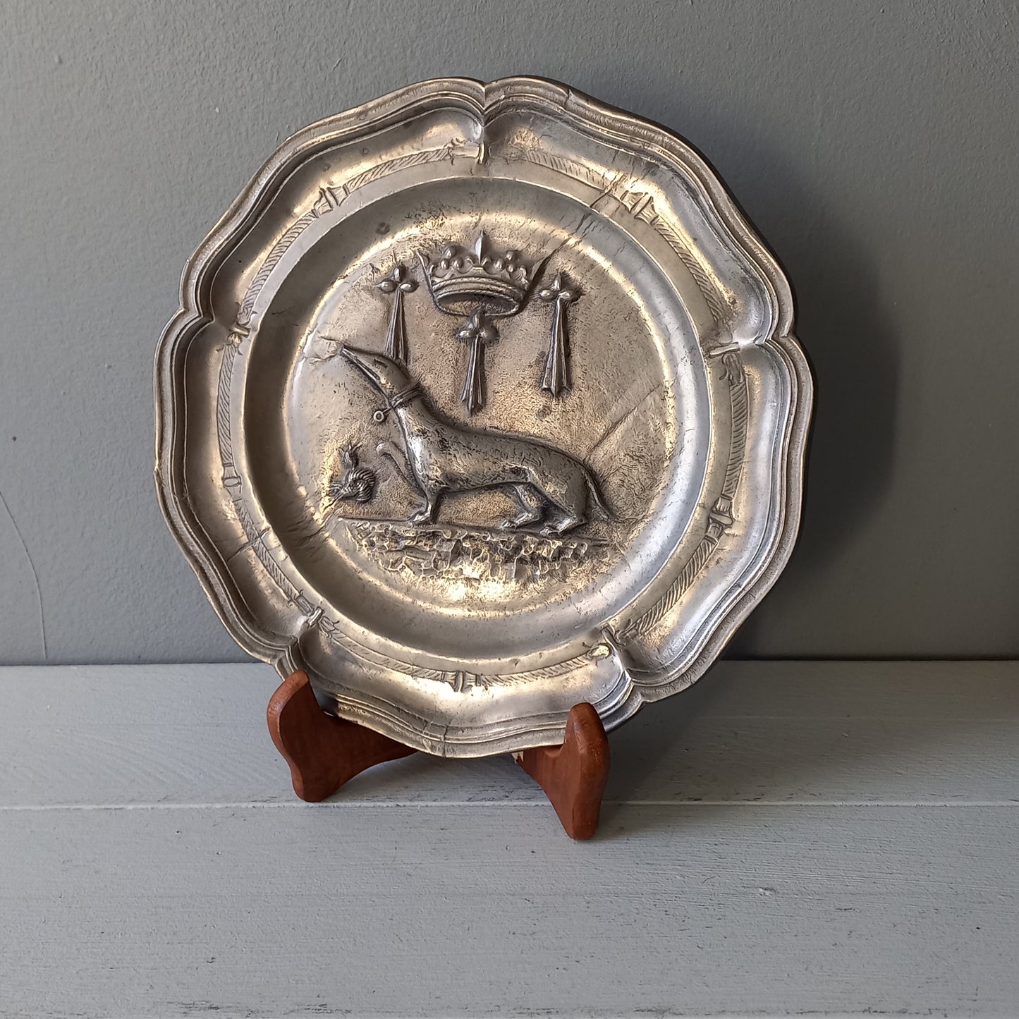 A splendid little French vintage pewter plate depicting an embossed salamander and French coat of arms for King Francois 1st, a very detailed and decorative piece. There is a hanging hook to the rear and also a maker's mark