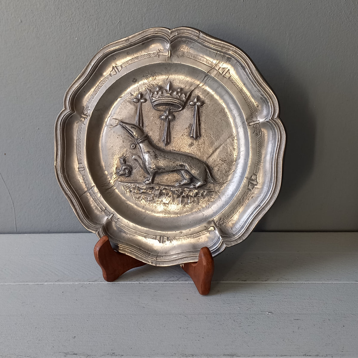 A splendid little French vintage pewter plate depicting an embossed salamander and French coat of arms for King Francois 1st, a very detailed and decorative piece. There is a hanging hook to the rear and also a maker's mark