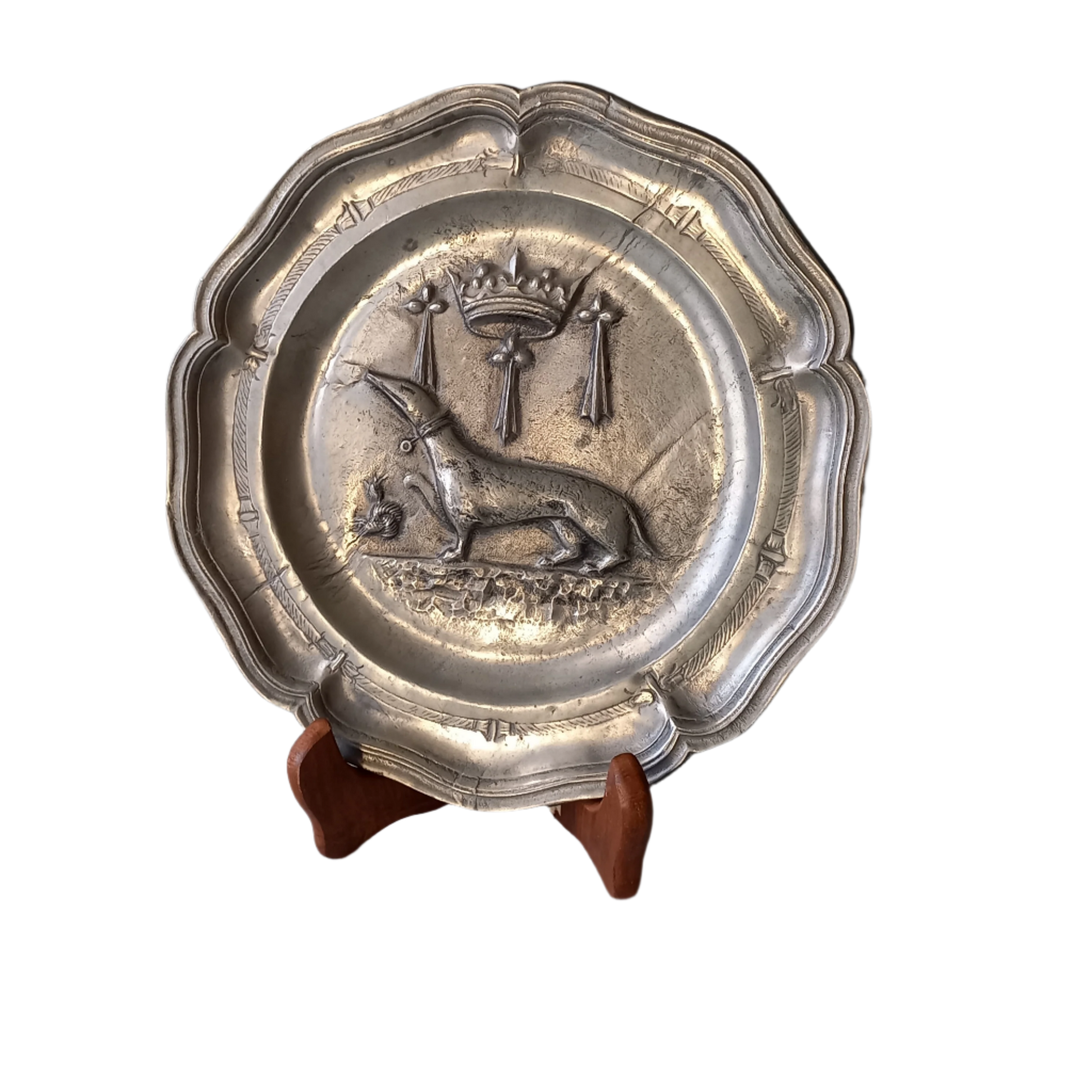 A splendid little French vintage pewter plate depicting an embossed salamander and French coat of arms for King Francois 1st, a very detailed and decorative piece. There is a hanging hook to the rear and also a maker's mark