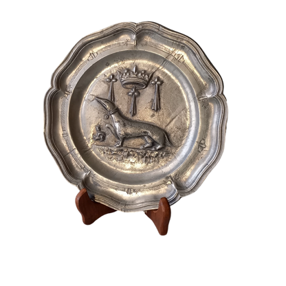 A splendid little French vintage pewter plate depicting an embossed salamander and French coat of arms for King Francois 1st, a very detailed and decorative piece. There is a hanging hook to the rear and also a maker's mark