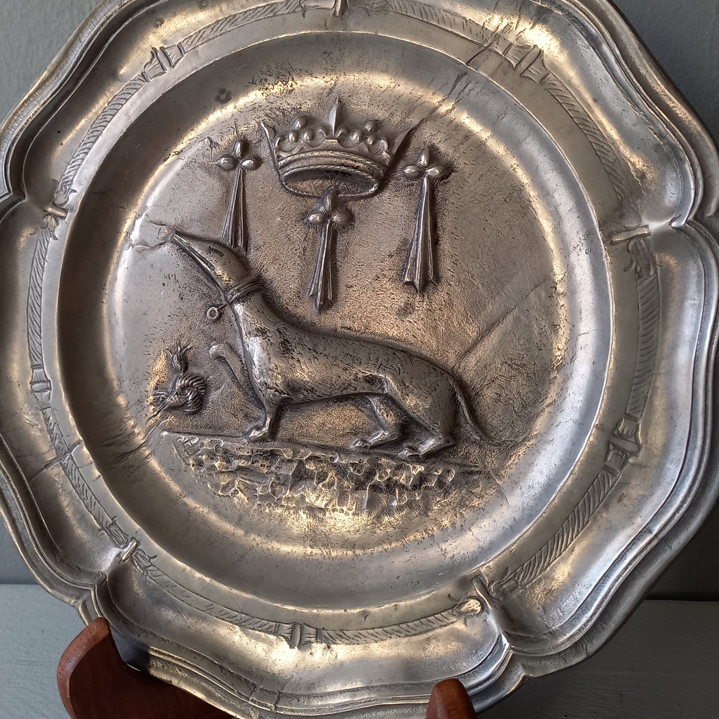 A splendid little French vintage pewter plate depicting an embossed salamander and French coat of arms for King Francois 1st, a very detailed and decorative piece. There is a hanging hook to the rear and also a maker's mark