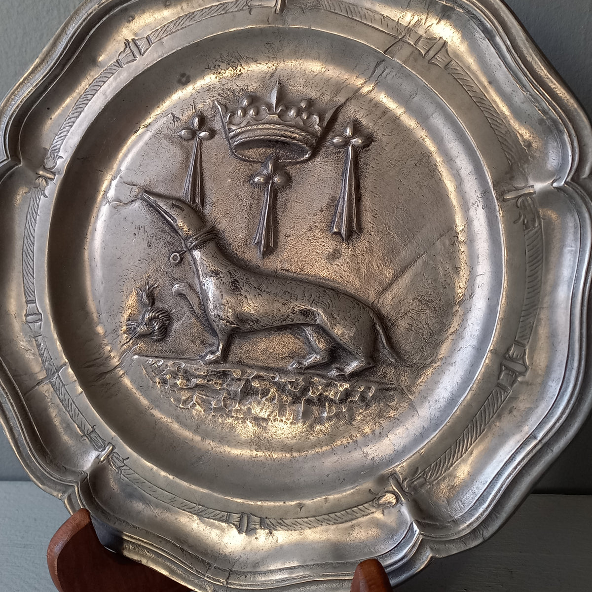 A splendid little French vintage pewter plate depicting an embossed salamander and French coat of arms for King Francois 1st, a very detailed and decorative piece. There is a hanging hook to the rear and also a maker's mark