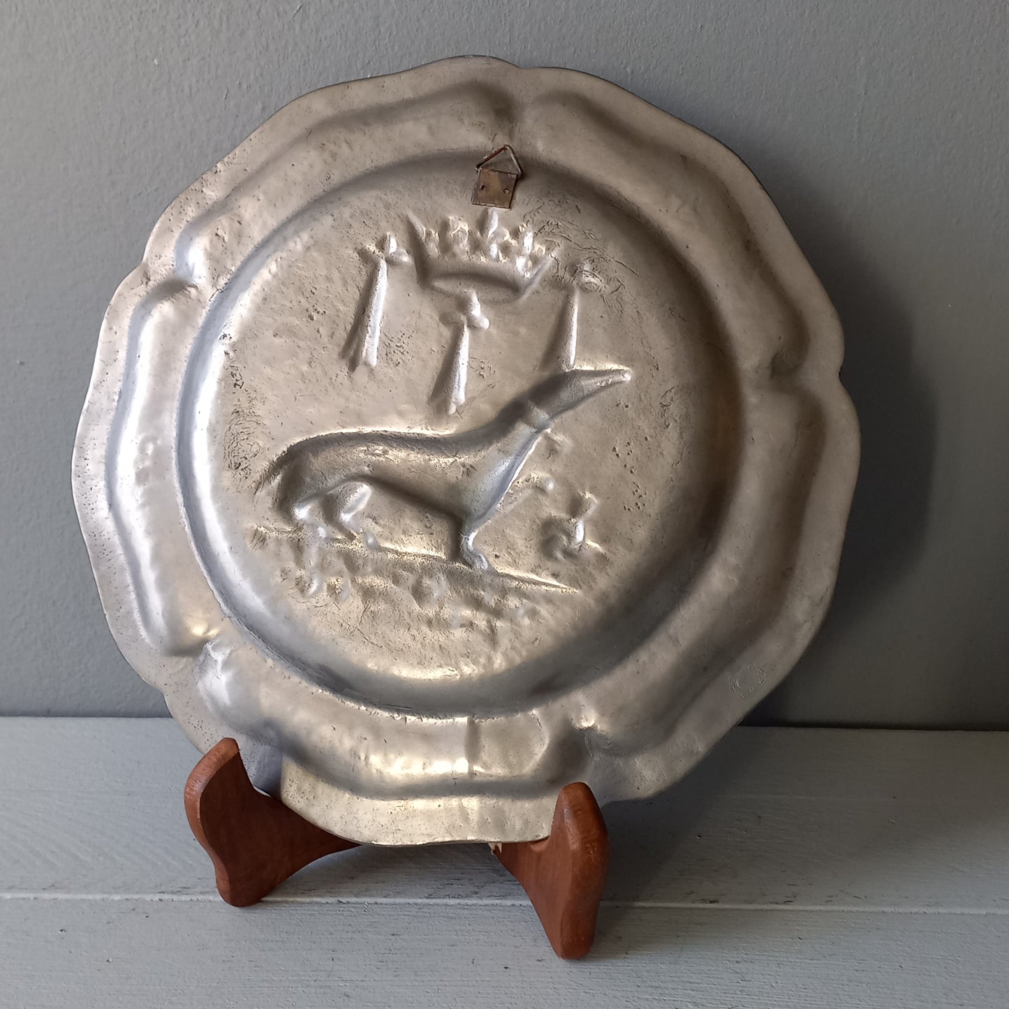 A splendid little French vintage pewter plate depicting an embossed salamander and French coat of arms for King Francois 1st, a very detailed and decorative piece. There is a hanging hook to the rear and also a maker's mark