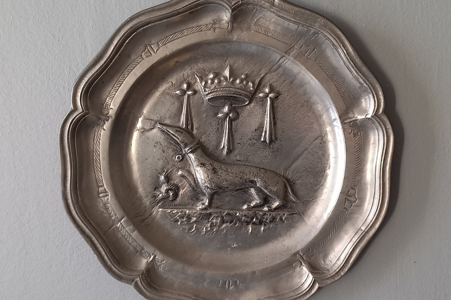 A splendid little French vintage pewter plate depicting an embossed salamander and French coat of arms for King Francois 1st, a very detailed and decorative piece. There is a hanging hook to the rear and also a maker's mark