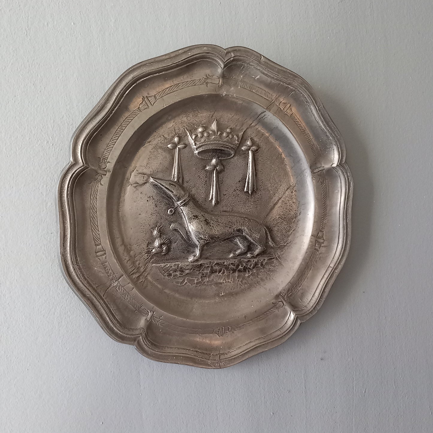 A splendid little French vintage pewter plate depicting an embossed salamander and French coat of arms for King Francois 1st, a very detailed and decorative piece. There is a hanging hook to the rear and also a maker's mark