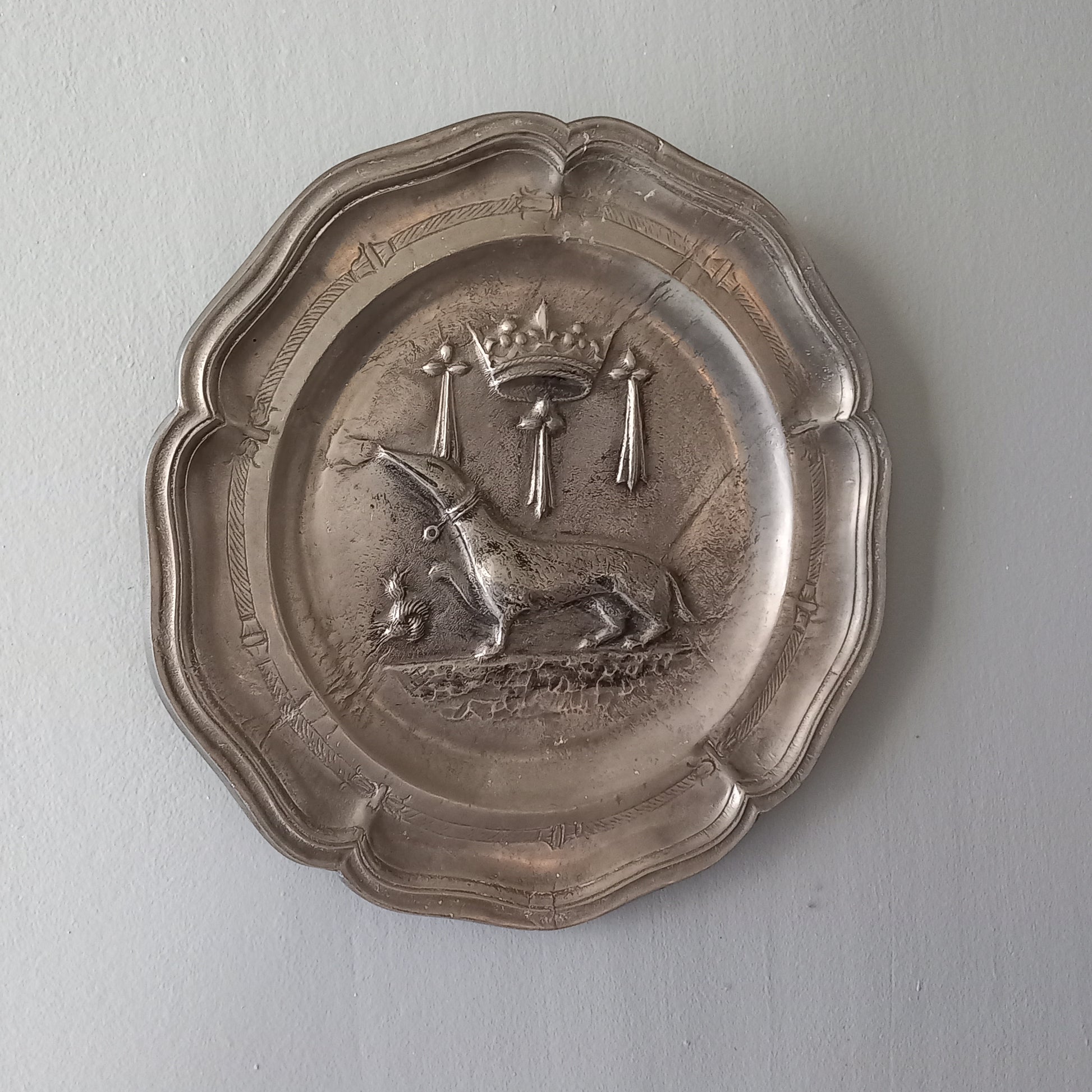 A splendid little French vintage pewter plate depicting an embossed salamander and French coat of arms for King Francois 1st, a very detailed and decorative piece. There is a hanging hook to the rear and also a maker's mark