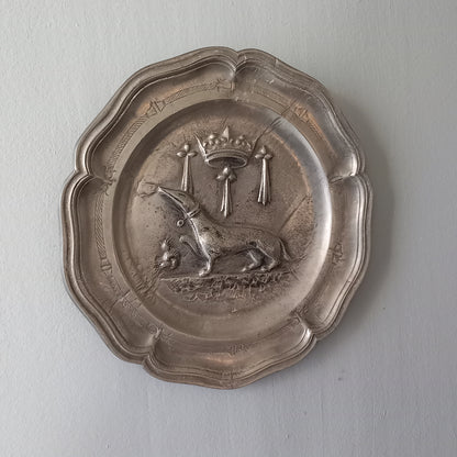 A splendid little French vintage pewter plate depicting an embossed salamander and French coat of arms for King Francois 1st, a very detailed and decorative piece. There is a hanging hook to the rear and also a maker's mark