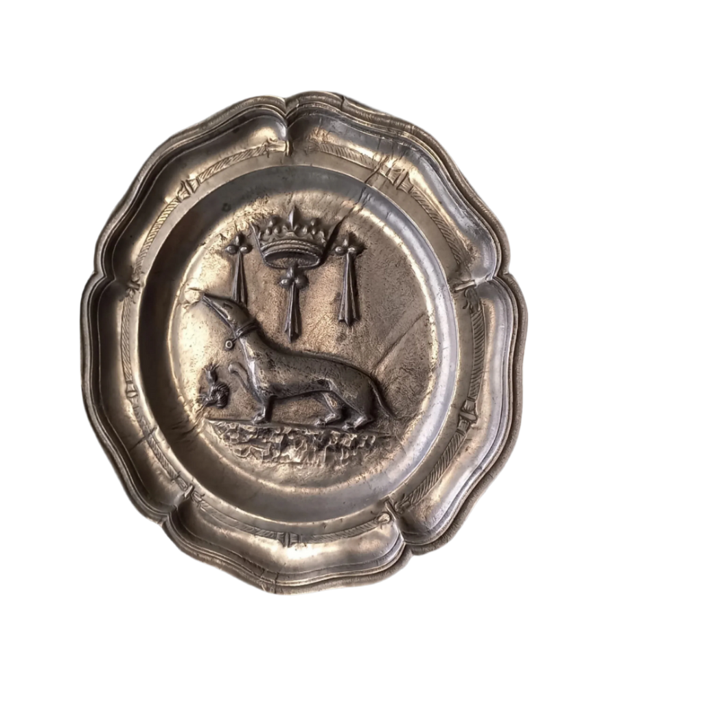 A splendid little French vintage pewter plate depicting an embossed salamander and French coat of arms for King Francois 1st, a very detailed and decorative piece. There is a hanging hook to the rear and also a maker's mark