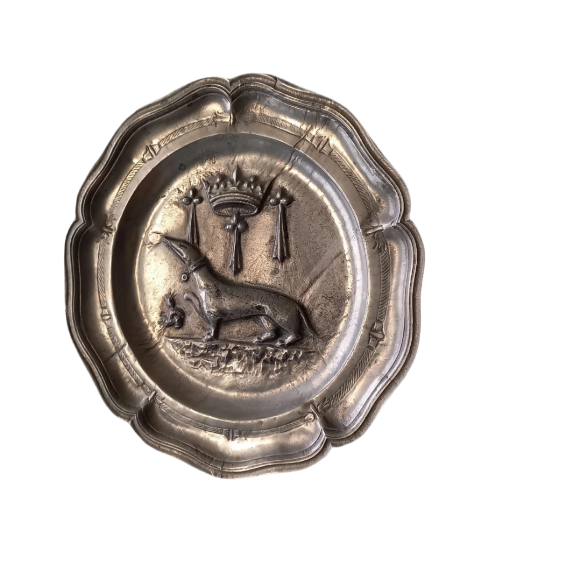 A splendid little French vintage pewter plate depicting an embossed salamander and French coat of arms for King Francois 1st, a very detailed and decorative piece. There is a hanging hook to the rear and also a maker's mark