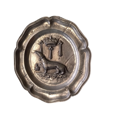 A splendid little French vintage pewter plate depicting an embossed salamander and French coat of arms for King Francois 1st, a very detailed and decorative piece. There is a hanging hook to the rear and also a maker's mark