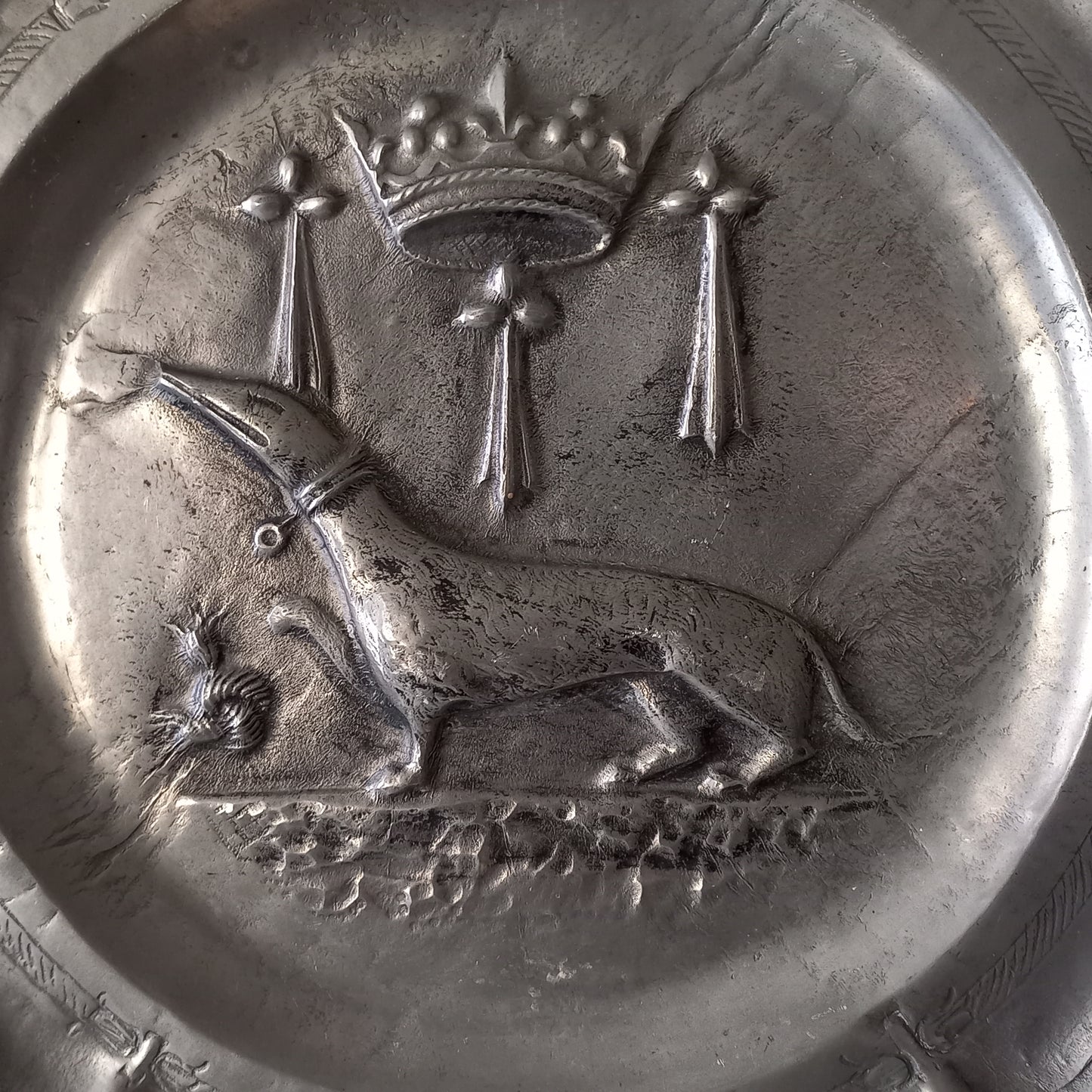 A splendid little French vintage pewter plate depicting an embossed salamander and French coat of arms for King Francois 1st, a very detailed and decorative piece. There is a hanging hook to the rear and also a maker's mark