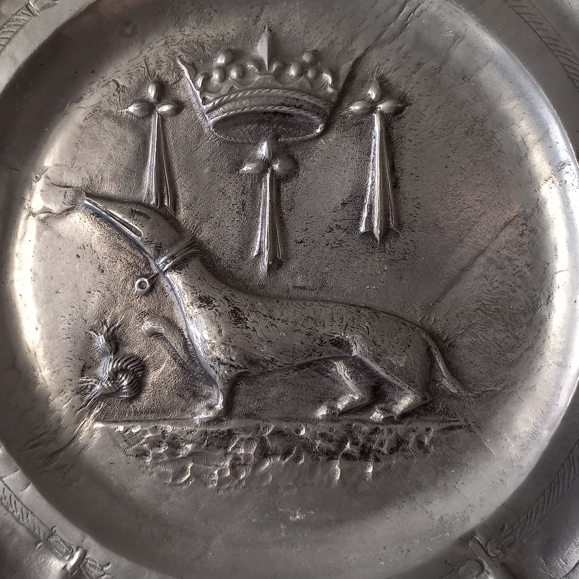 A splendid little French vintage pewter plate depicting an embossed salamander and French coat of arms for King Francois 1st, a very detailed and decorative piece. There is a hanging hook to the rear and also a maker's mark