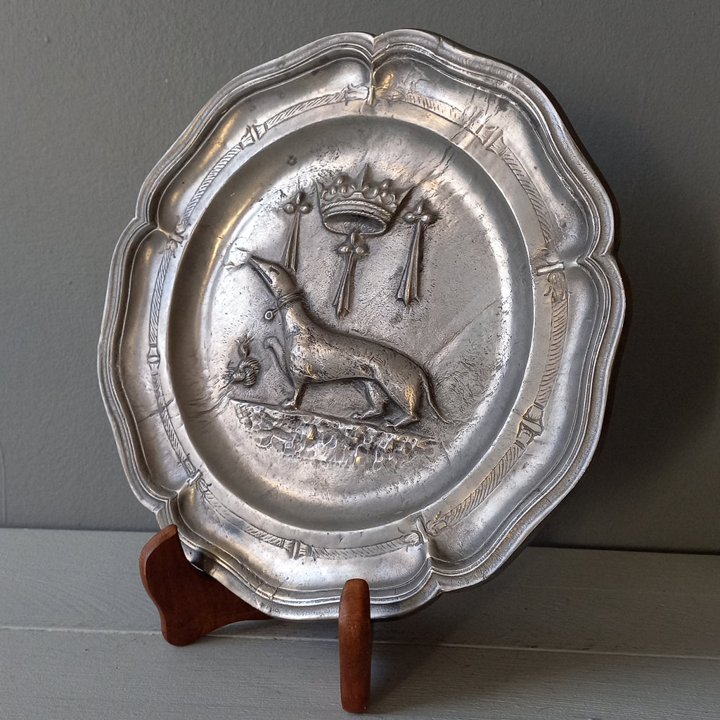 A splendid little French vintage pewter plate depicting an embossed salamander and French coat of arms for King Francois 1st, a very detailed and decorative piece. There is a hanging hook to the rear and also a maker's mark
